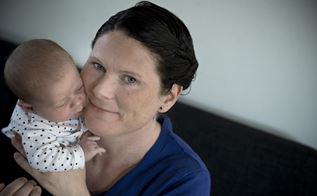 Fotografi af kvinde med sin baby af fotograf Jørgen True